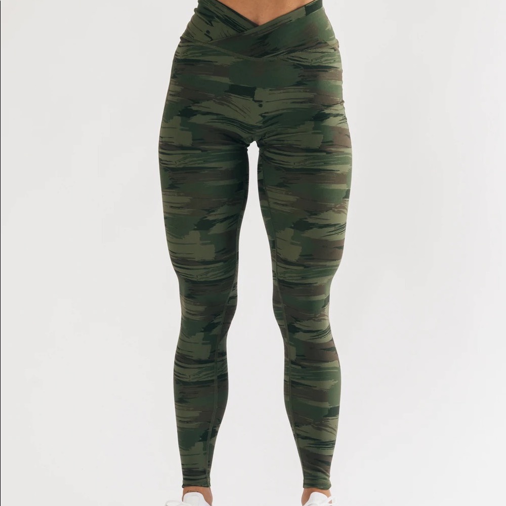 Alphalete Surface Power Leggings, Size Medium, Camo Olive Green, new in package